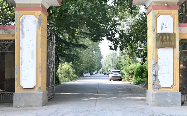 1978年，老董事長(zhǎng)賀國(guó)興擔(dān)任國(guó)營(yíng)新鄉(xiāng)縣拖拉機(jī)修造廠機(jī)修車間主任，經(jīng)多方走訪，最終帶隊(duì)自主研發(fā)出了拖修廠第一臺(tái)振動(dòng)設(shè)備，并成功供貨太原鋼鐵廠