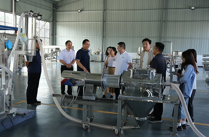 頂端新聞記者 鄒皓羽 振動篩分、封頭制造、金水電纜、中原農(nóng)谷，一個個都是新鄉(xiāng)市重點產(chǎn)業(yè)的響亮名片。 9月21日，“十大戰(zhàn)略進行時——數(shù)智河南 豫見未來”采訪團抵達新鄉(xiāng)市，深入了解該市重點產(chǎn)業(yè)數(shù)智轉(zhuǎn)型的產(chǎn)業(yè)布局情況。 振動產(chǎn)業(yè)看新鄉(xiāng)，精細篩分高服強 “常說新飛冰箱好，以后是新鄉(xiāng)篩分好。”在新鄉(xiāng)市高服篩分機械有限公司，董事長賀占胥是一名務實者，從1982年創(chuàng)立公司至今，他已經(jīng)在振動篩分行業(yè)深耕了30多年。 振動篩分行業(yè)雖是一個小眾領(lǐng)域，但在工業(yè)生產(chǎn)制造中卻發(fā)揮著關(guān)鍵作用。“篩分作業(yè)是重要的生產(chǎn)環(huán)節(jié)之一，振動篩分設(shè)備相當于工業(yè)之腎，可以大幅提高生產(chǎn)原材料的品質(zhì)質(zhì)量和生產(chǎn)效率。” 賀占胥表示，無論客戶提出多細微的篩分要求，我們百分百都能做好! 在賀占胥的帶領(lǐng)下，公司專注于精準篩分設(shè)備的研發(fā)和制造，從概率篩分到準確分級，從無塵篩分過濾到構(gòu)建智能化篩分系統(tǒng)，解決了在精細篩分領(lǐng)域眾多“卡脖子”難題，成功研發(fā)出國內(nèi)首套新型超精細氣流篩分機，隨著創(chuàng)新突破，還研制出了旋振篩、超聲篩等多項新產(chǎn)品，成為精細篩分行業(yè)中的領(lǐng)先者，2021年獲評國家級專精特新“小巨人”企業(yè)。 “從創(chuàng)新驅(qū)動的角度來說，我們目前獲準有400多項國家專利。”高服篩分機械有限公司研發(fā)部副總王躍河表示，公司創(chuàng)新緊貼市場需求，在精細篩分領(lǐng)域做到了設(shè)備品種最全，用戶最廣。“每年投入的科研經(jīng)費占銷售收入的5%-7%。” 據(jù)了解，新鄉(xiāng)縣現(xiàn)有振動設(shè)備生產(chǎn)企業(yè)334家，配套生產(chǎn)企業(yè)110余家，形成了完整的上下游產(chǎn)業(yè)鏈，全國振動機械總產(chǎn)量60%來自新鄉(xiāng)。2022年，新鄉(xiāng)縣的振動產(chǎn)業(yè)占全國市場80%。2023年4月，新鄉(xiāng)縣被中國重型機械工業(yè)協(xié)會授予“振動之都”稱號。 來源：頂端新聞