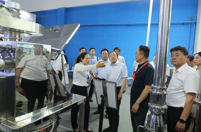 中原農(nóng)谷第二屆振動(dòng)機(jī)械產(chǎn)業(yè)博覽會(huì)盛大開(kāi)幕，新鄉(xiāng)市長(zhǎng)魏建平親臨高服展區(qū)指導(dǎo)工作